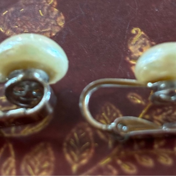 Vintage Trifari Clip Single Pearl Earrings - Picture 2 of 5